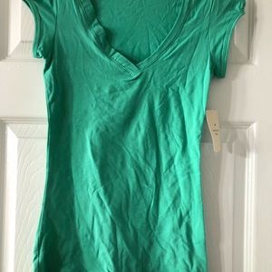 Women’s Medium Basic Top green short sleeve V-neck T-shirt.